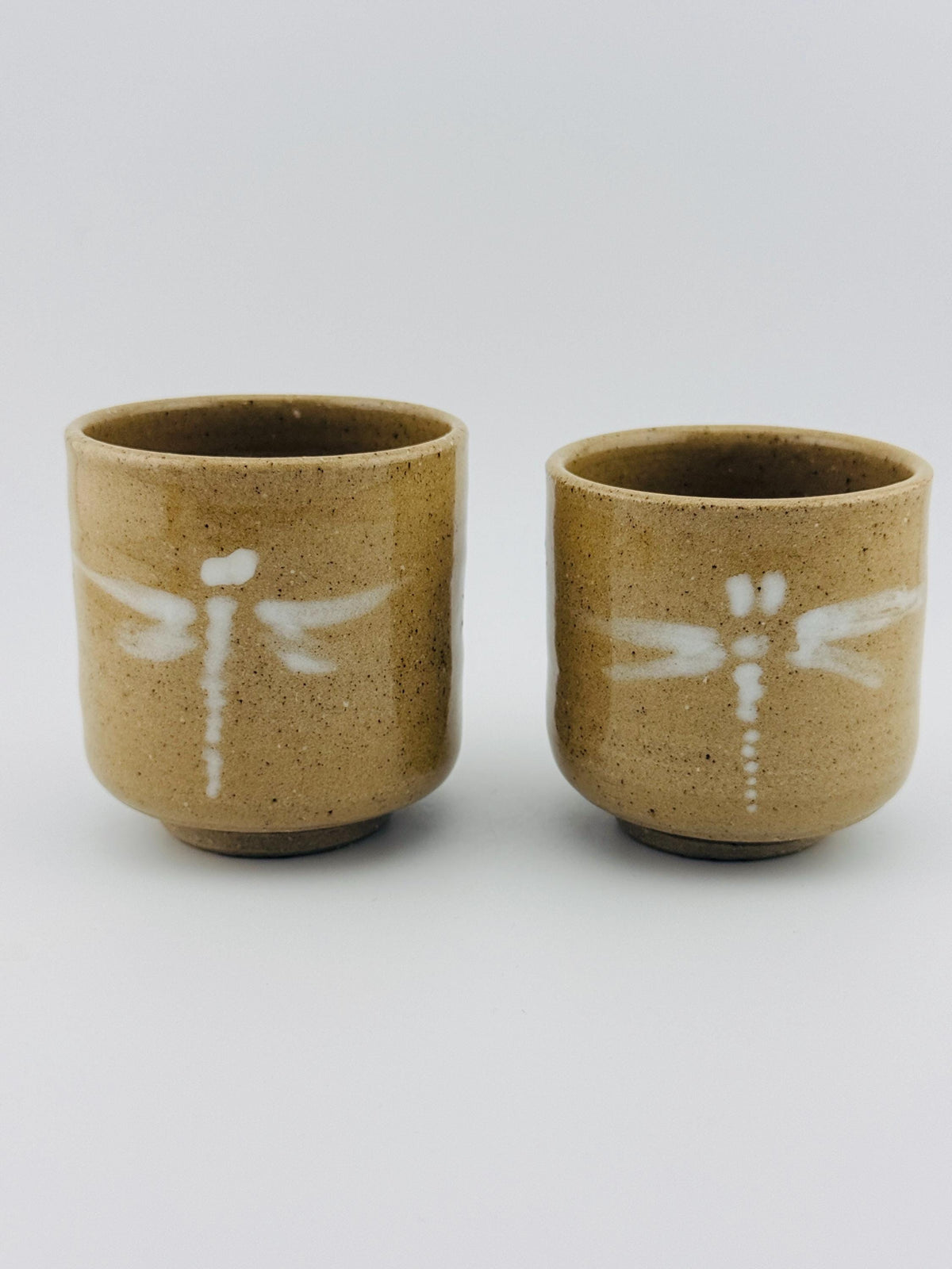 Yunomi en grès chamotté avec libellule en porcelaine et émail transparent brillant – Terres.me – vue 1