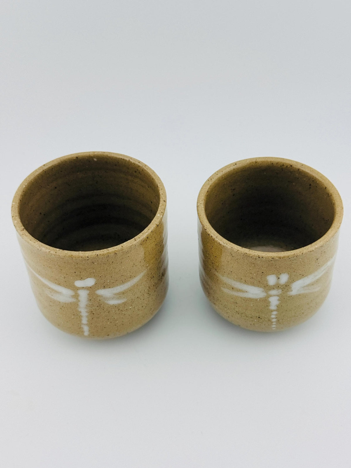 Yunomi en grès chamotté avec libellule en porcelaine et émail transparent brillant – Terres.me – vue 2