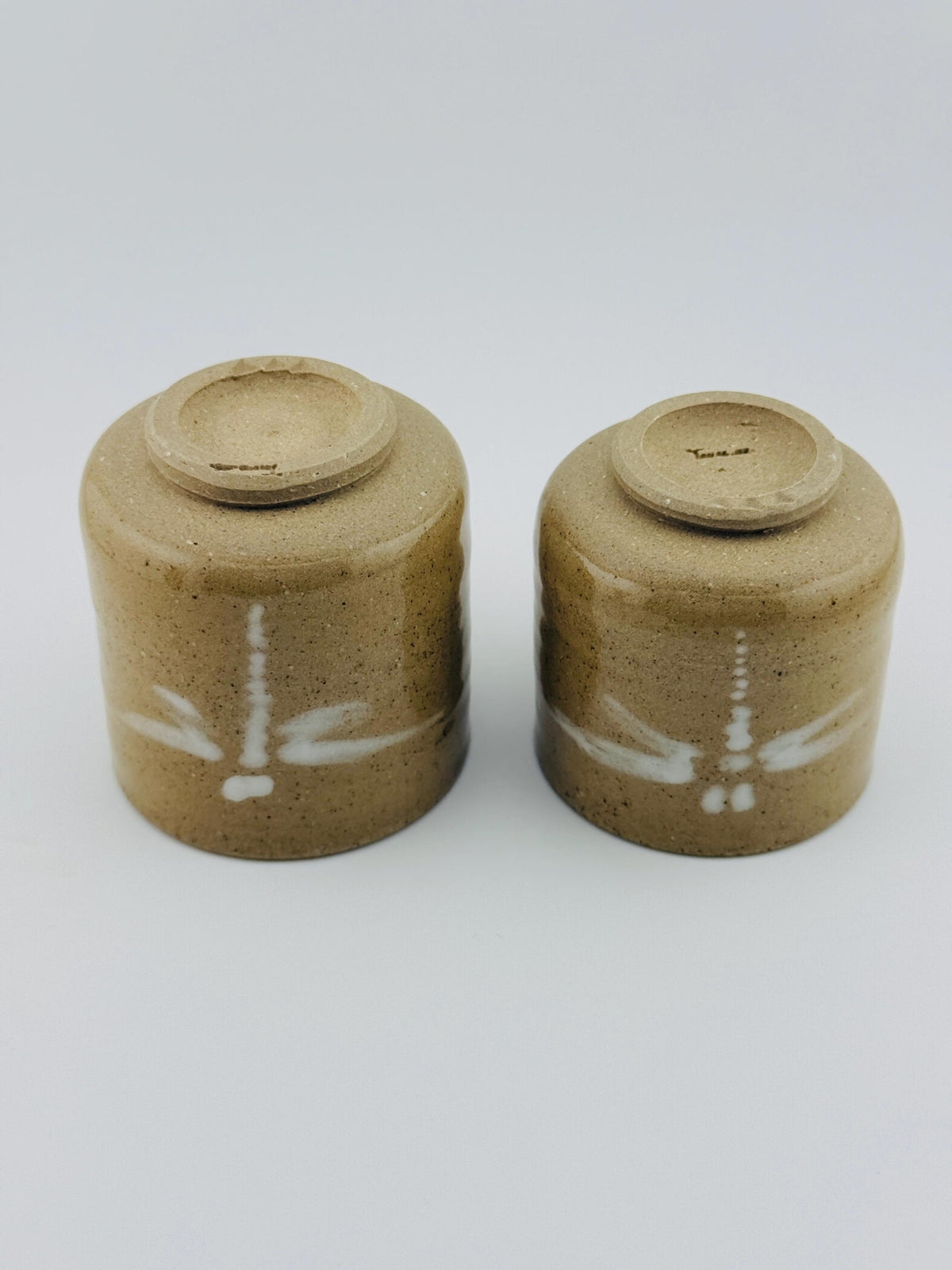 Yunomi en grès chamotté avec libellule en porcelaine et émail transparent brillant – Terres.me – vue 3