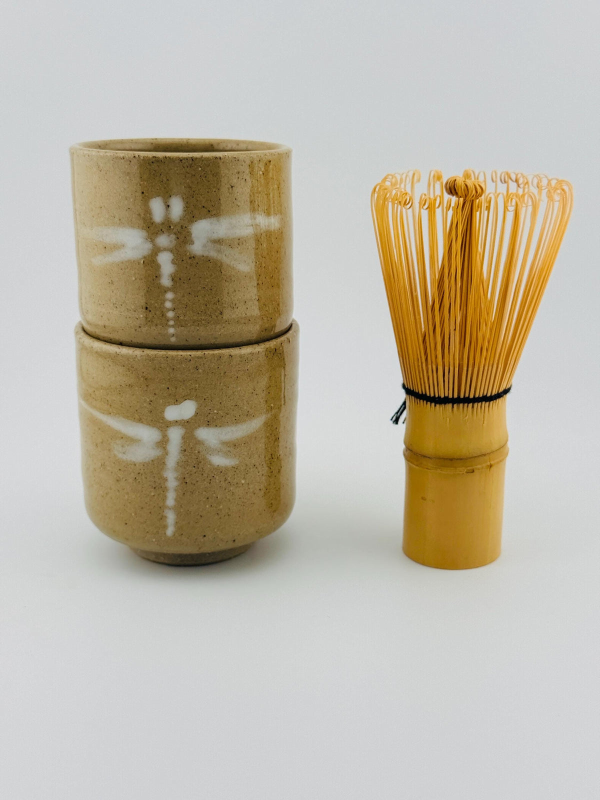 Yunomi en grès chamotté avec libellule en porcelaine et émail transparent brillant – Terres.me – vue 4