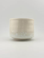 Yunomi en porcelaine Bone China d’inspiration japonaise, fait main par Terresme — vue 3 sur 10.
