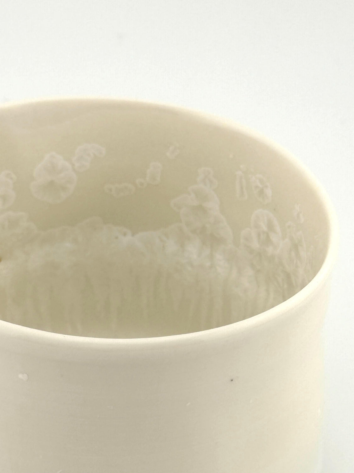 Yunomi en porcelaine Bone China d’inspiration japonaise, fait main par Terresme — vue 5 sur 10.